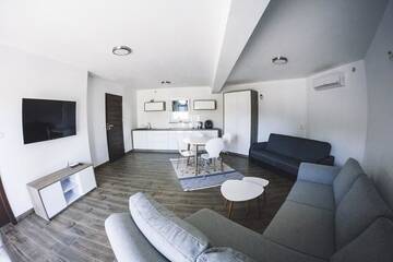 Фото номера Дом с 1 спальней Дома для отпуска Villa Tower Nad Jeziorem Nyskim г. Skorochów 3