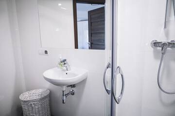 Фото номера Дом с 1 спальней Дома для отпуска Villa Tower Nad Jeziorem Nyskim г. Skorochów 10