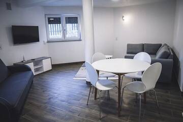 Фото номера Дом с 1 спальней Дома для отпуска Villa Tower Nad Jeziorem Nyskim г. Skorochów 3